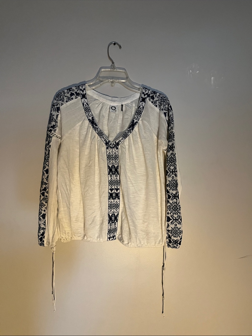 Akemi+Kin Tunic Top Cream with Navy Embroidered Trim 100%cotton V-Neck Sz S